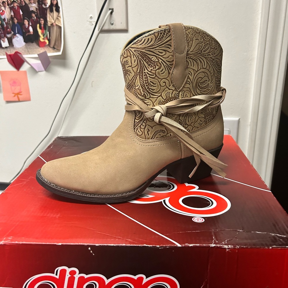 Dingo size 7 booties